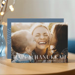 Starry Wish | Foto van Elegant Hanukkah Feestdagenkaart<br><div class="desc">Deel de vreugde van Hanukkah met deze eenvoudige en elegante kaarten met uw favoriete landschap of horizontale georiënteerde foto in volledige bloeding. "Happy Hanukkah" is een witte tekstbedekking in de moderne sans serif die vol staat met sterrenstelsels. Pas aan met het jaar en je familienaam onderaan.</div>