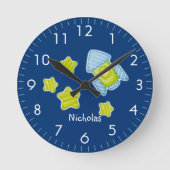 Stars en Rocket Nursery Monogrammed Ronde Klok (Voorkant)