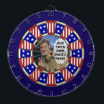 Stars en Stripes American Add Custom Photo Dartbord<br><div class="desc">Dit rode, witte en blauwe dartboard met sterren en strepen is geïnspireerd door de vlag van de Verenigde Staten van Amerika. Het ziet er cool uit in een spelruimte of een man grot met een bijbels Amerikaans thema en zou een geweldige manier zijn om je gasten te vermaken op een...</div>