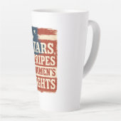 Stars, Stripes & Women’s Rights Distressed Flag Latte Mok (Rechterhoek)