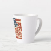 Stars, Stripes & Women’s Rights Distressed Flag Latte Mok (Rechterhoek)