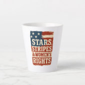 Stars, Stripes & Women’s Rights Distressed Flag Latte Mok (Voorkant)