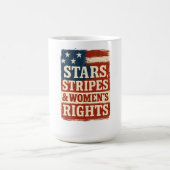 Stars, Stripes & Women’s Rights Distressed Flag Magische Mok (Midden)