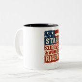 Stars, Stripes & Women’s Rights Distressed Flag Tweekleurige Koffiemok (Voorkant links)