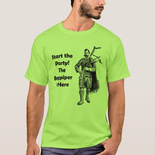 Start de Partij! De Bagpiper is hier T-shirt (Voorkant)