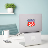 State Route 66 Reizen Sticker Rood en Blauw (Laptop op bureau)
