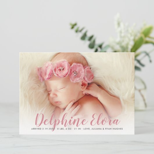 Statement Naam Rosy Pink Script Baby Foto Geboorte Aankondiging (Staand voorkant)