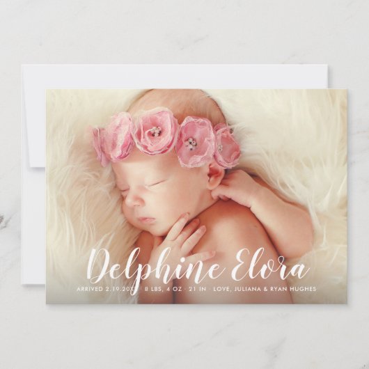 Statement Naam Wit Script Baby Meisje Foto Geboort Aankondiging (Voorkant)