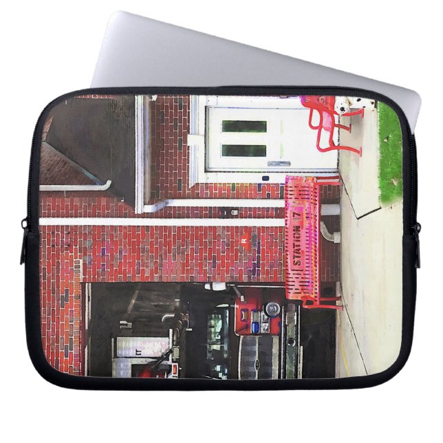 Station 17 Firehouse Laptop Sleeve (Voorkant)