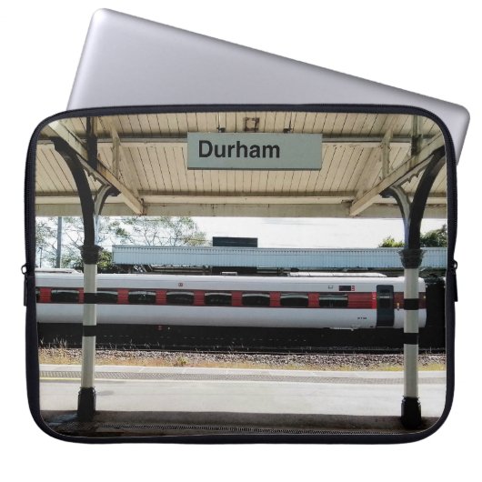 station van Durham Laptop Sleeve (Voorkant)