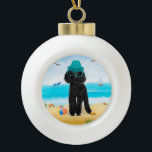 Stationair draaiende hond op strand keramische bal ornament<br><div class="desc">Een poodle hond die op het strand zit is een perfect cadeauidee voor iemand die van dit hondenras houdt.</div>