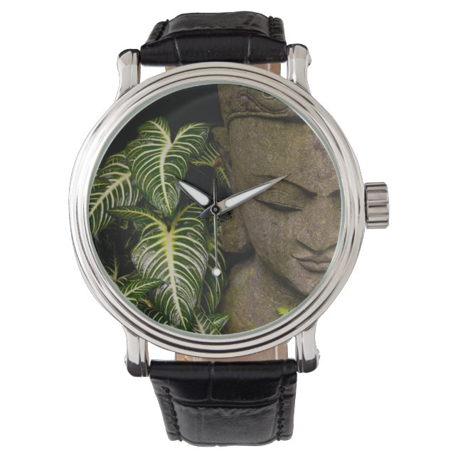 Statue in a Garden Location Information: Chiang Ma Horloge (Voorkant)