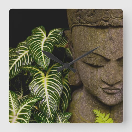 Statue in a Garden Location Information: Chiang Ma Vierkante Klok (Voorkant)