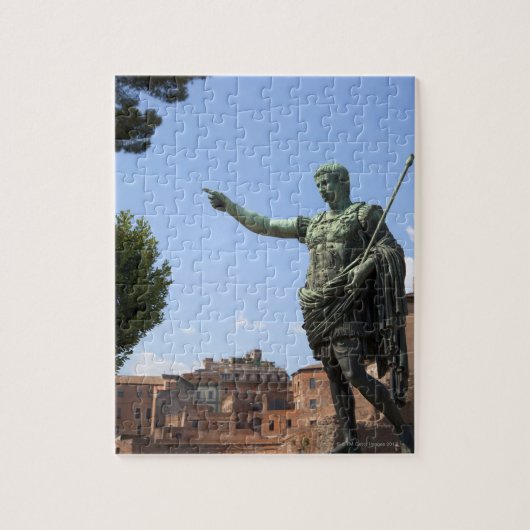 Statuut van de Romeinse keizer nabij het Roman For Legpuzzel (Verticaal)