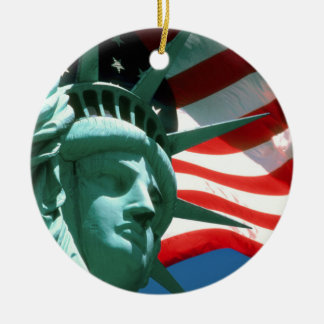 STATUUT VAN VRIJHEID MET AMERIKAANSE VLAG KERAMISCH ORNAMENT