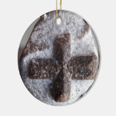 Stauroliet, perfecte kristaldoorsnede keramisch ornament (Links)