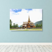 Stave kerk in Lom, Noorwegen canvas print (Insitu (Houten vloer))