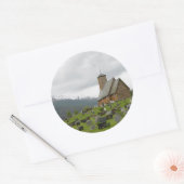 Stave-kerk met begraafplaats, langwerpsticker ronde sticker (Envelop)