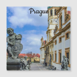 Staven met stenen engelen in Loreto Prague kerk M