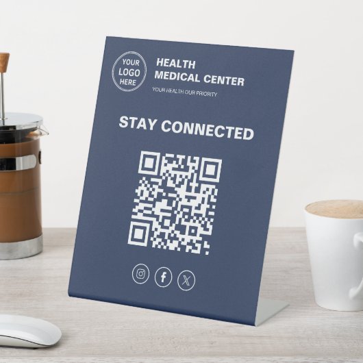 Stay Connected Medical Clinic Healthcare Logo Reclamebord Met Voetstuk (Insitu)