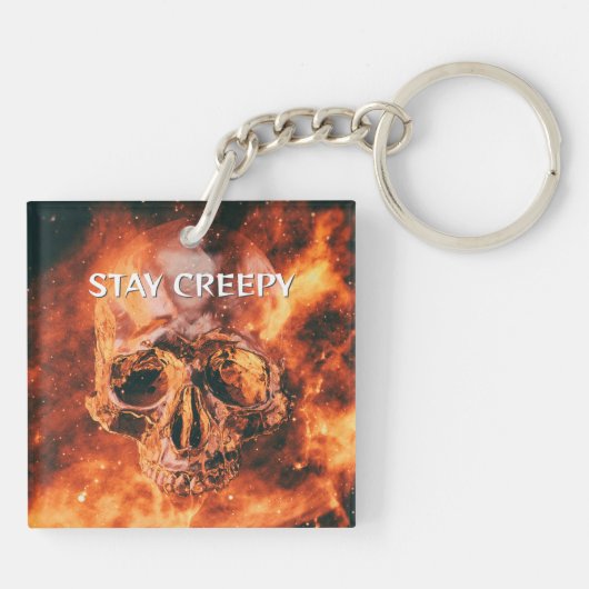 Stay Creepy. Flaming skull in space Sleutelhanger (Achterkant)