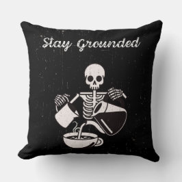 Stay Grounded Skeleton maken van koffie Sierkussen