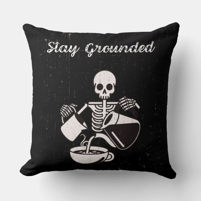 Stay Grounded Skeleton maken van koffie Sierkussen (Voorkant)