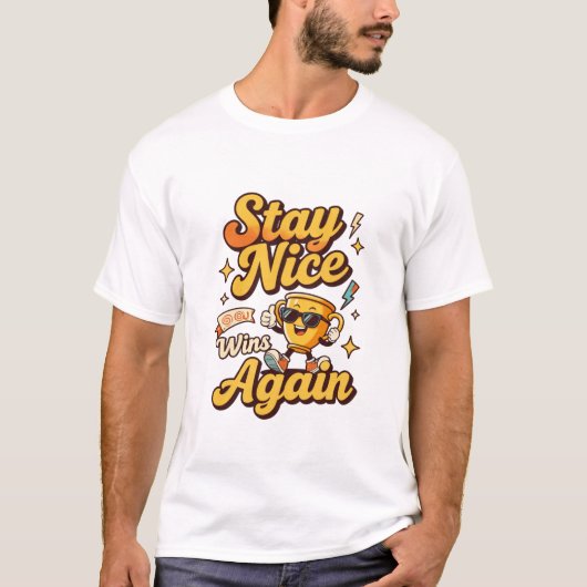 Stay Nice Wins Again Trofee Ontwerp T-shirt (Voorkant)