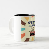 stay retro tweekleurige koffiemok (Voorkant links)