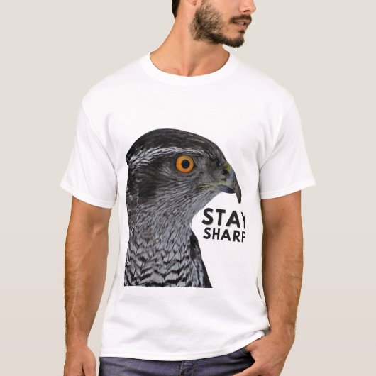 Stay Sharp Hawk T-Shirt – Bold Bird of Prey Wildli (Voorkant)