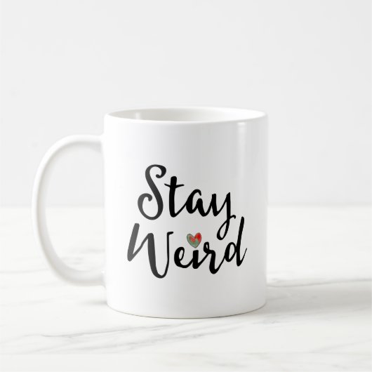 Stay Weird Whimsical Typografie met hart Koffiemok (Links)