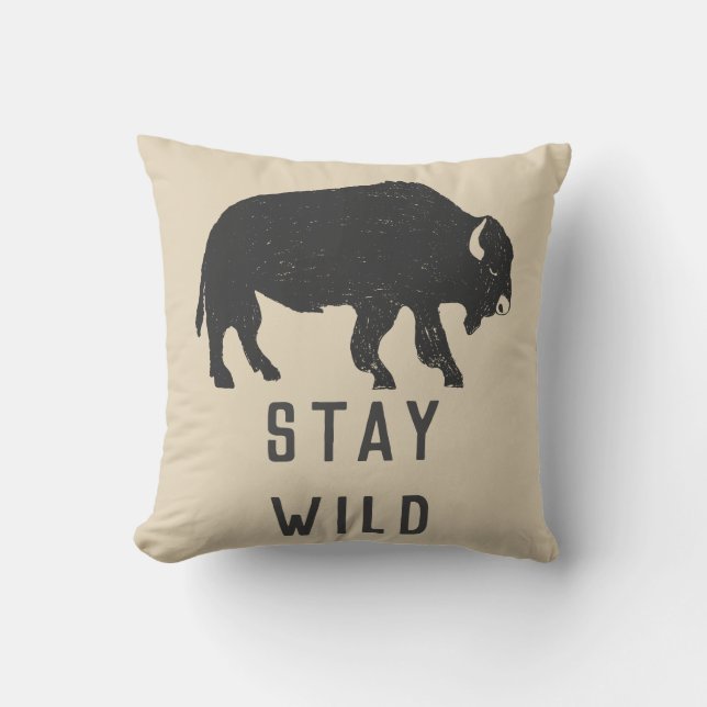 Stay Wild Buffalo Typografie Kussen (Voorkant)
