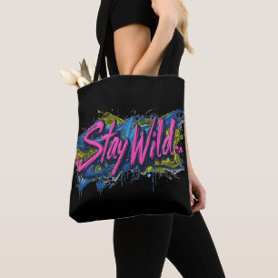 "Stay Wild" - levendig tekstontwerp in graffiti-st Tote Bag
