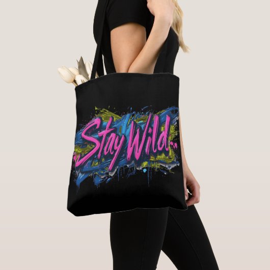 "Stay Wild" - levendig tekstontwerp in graffiti-st Tote Bag (Dichtbij)