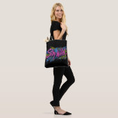 "Stay Wild" - levendig tekstontwerp in graffiti-st Tote Bag (Op model)