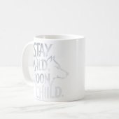 "Stay Wild, Moon Child" Wolf Typografie Ontwerp Koffiemok (Voorkant links)