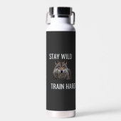 Stay Wild Train Hard Wolf Waterfles Fitness  (Voorkant)