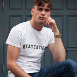 Staycatie | Modern minimalistisch stijlvol Trendy T-shirt<br><div class="desc">Eenvoudig, stijlvol 'Staycation'-aangepast citaat mannen T-shirt met moderne, minimalistische typografie in zwart-wit in een gewaagde trendy stijl. Het perfecte geschenk of accessoire voor een vakantie thuis tijdens de covid-19-coronavirus-pandemie tijdens perioden van blokkering en reisbeperkingen.De woorden kunnen gemakkelijk worden gepersonaliseerd met je eigen bericht voor een geschenk dat zo uniek is...</div>