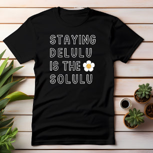 Staying Delulu is de Solulu madeliefje K-Pop Tik T T-shirt