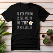 Staying Delulu is de Solulu madeliefje K-Pop Tik T T-shirt