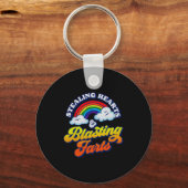 Stealing Hearts &amp; Blasting Farts Funny Rainbow Sleutelhanger (Voorkant)
