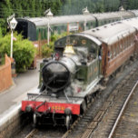 STEAM TRAINS CANVAS AFDRUK<br><div class="desc">Een prachtig gerestaureerde stoomtrein en rijtuigen van een voorbijgaand tijdperk die op het treinstation aankomen. Engeland.</div>