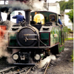 STEAM TRAINS KERAMISCH ORNAMENT<br><div class="desc">Wales, het land van de kleine stoomtreinen. Deze kleine Welsh stoomtreinen werden oorspronkelijk voornamelijk gebruikt voor het ophalen van leisteen uit de groeven..Deze prachtige kleine groene stoomtrein van de Ffestiniog-spoorweg, met stoom en rookblazing, is een mooi voorbeeld van de Britse historische techniek, die allemaal tot leven wordt gebracht met de...</div>