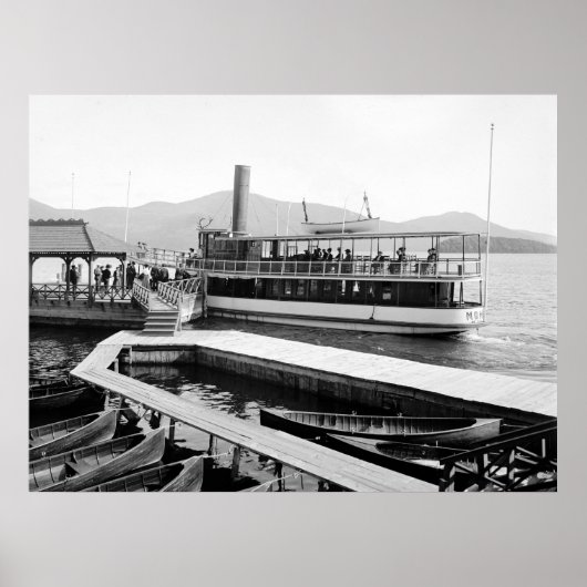 Steamboot in het Sagamore Hotel, 1904 Poster (Voorkant)