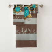 Steampunk Clock- en Turquoise-Rozen op gestreept Bad Handdoek (Insitu)