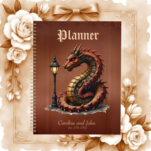 Steampunk Dragon naast een straatlamp. Planner