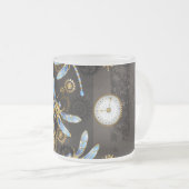 Steampunk Dragonflies op bruine gestreepte achterg Matglas Koffiemok (Voorkant rechts)