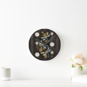 Steampunk Dragonflies op bruine gestreepte achterg Ronde Klok (Huis)