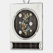 Steampunk Dragonflies op bruine gestreepte achterg Verzilverd Banner Ornament (Links)