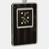 Steampunk Dragonflies op bruine gestreepte achterg Verzilverd Omlijst Ornament (Rechts)